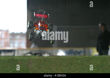 Off road buggy radio control car racing buggy dans l'air sur une piste de saut de l'herbe à l'intérieur de l'Irlande du Nord Belfast Banque D'Images