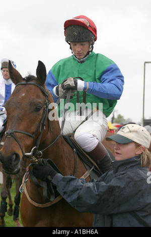 Cheval jockey et gestionnaire dans la parade à anneau Maralin Point to Point près de Moira le comté de Down en Irlande du Nord Banque D'Images