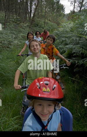 Famille du vélo de montagne dans la forêt des Landes Aquitaine France Banque D'Images