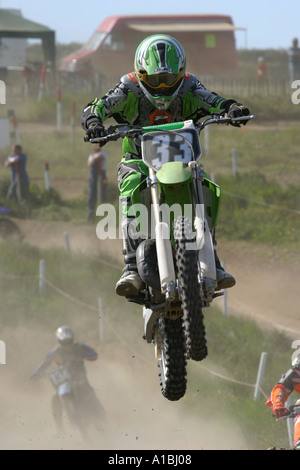 Youth motocross rider dans l'air dans jump à cunningburn youth motocross le comté de Down en Irlande du Nord Banque D'Images