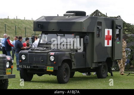 Ambulance de l'armée territoriale de l'armée britannique land rover defender afficher sur Portrush West Strand le comté d'Antrim en Irlande du Nord Banque D'Images