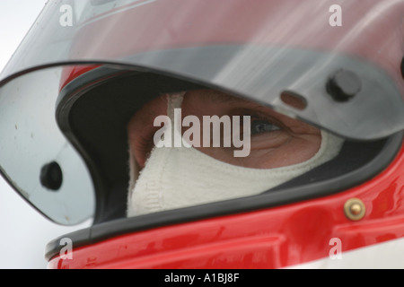 L'épreuve du feu casque balaclava le pare-soleil du conducteur à la boîte de vitesses kart motorsport sur la piste du circuit de Bishopscourt County Down Banque D'Images