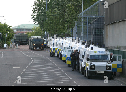 Ligne de Police RUC PSNI land rover, réserver à l'extérieur de la rue North Queen caserne durant la parade orange loyaliste litigieuses Banque D'Images