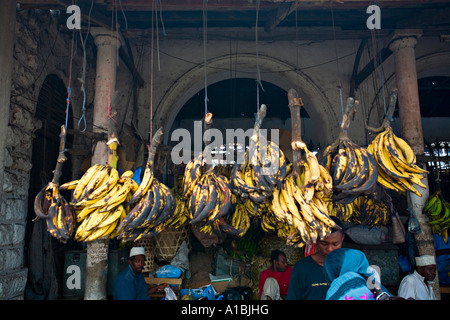 La pendaison des bananes au marché de Zanzibar Stonetown, Tanzania, Africa Banque D'Images