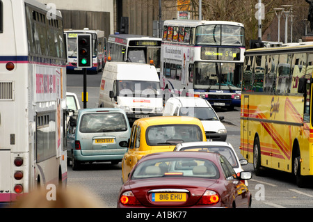 La congestion du trafic avec des bus et des voitures dans le centre-ville de Bristol England UK Banque D'Images