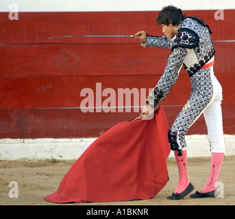 Un matador effectue sa mort défiant la danse à une corrida à Puerto Vallarta Mexique Banque D'Images