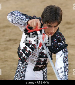 Un matador effectue sa mort défiant la danse à une corrida à Puerto Vallarta Mexique Banque D'Images