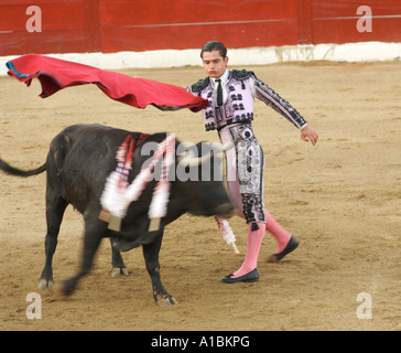 Un matador effectue sa mort défiant la danse à une corrida à Puerto Vallarta Mexique Banque D'Images