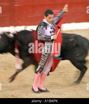 Un matador effectue sa mort défiant la danse à une corrida à Puerto Vallarta Mexique Banque D'Images