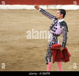 Un matador effectue sa mort défiant la danse à une corrida à Puerto Vallarta Mexique Banque D'Images