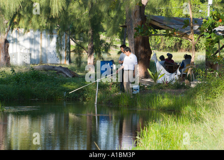 La Barbade Graeme Hall swamp près de St Lawrence une famille chinoise la pêche et pique-nique sur un dimanche après-midi Banque D'Images