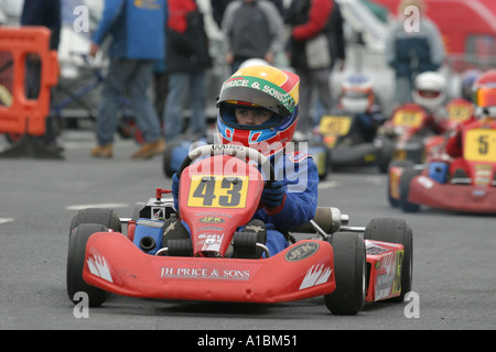 Pilote de kart de cadets à l'avant de la grille à Kirkistown circuit motorsport comté de Down en Irlande du Nord Banque D'Images