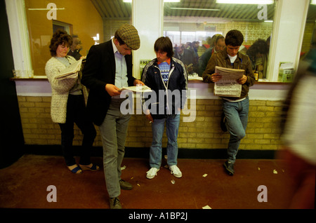 BRIGHTON SUSSEX ENGLAND 1986 COURSES DE CHEVAUX PARI FOULES 2007 Banque D'Images