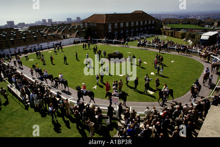 BRIGHTON SUSSEX ENGLAND 1986 COURSES DE CHEVAUX PARI FOULES 2007 Banque D'Images