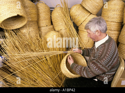 Bee Skep et urticaire été fabriqué à partir de paille longue Banque D'Images