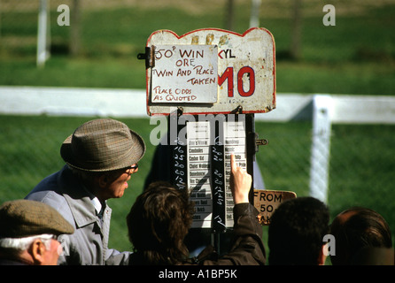 BRIGHTON SUSSEX ENGLAND 1986 COURSES DE CHEVAUX PARI FOULES 2007 Banque D'Images