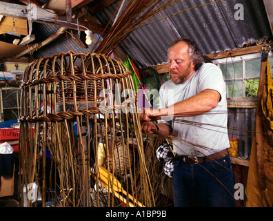 Nigel pêcheur Legge fait main traditionnel des casiers à homard Banque D'Images