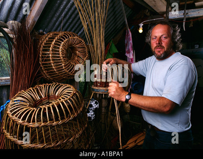 Nigel pêcheur Legge fait main traditionnel des casiers à homard Banque D'Images