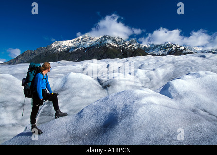 Un grimpeur s'arrête pour apprécier la vue sur le glacier de la racine dans les monts Wrangell, de l'Alaska. Banque D'Images