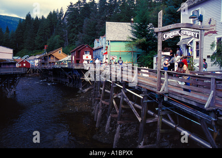 Les personnes bénéficiant de la célèbre rue du Ruisseau à Ketchikan, Alaska du Sud-Est. Banque D'Images