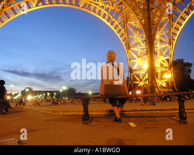 Assis sous tourisme Tour Eiffel Paris France au crépuscule Banque D'Images