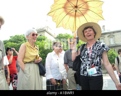 Guide touristique avec parapluie à Notre Dame square montrant touristes autour de Paris en France Banque D'Images