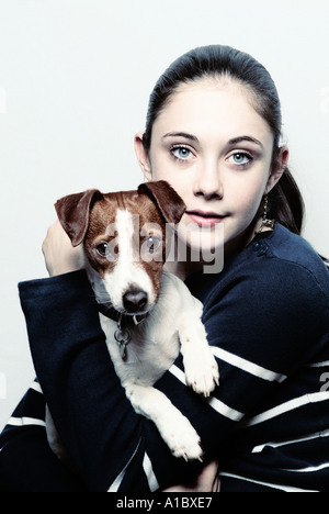 Jeune fille tenant un chien chiot Jack Russell Banque D'Images