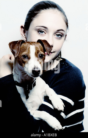 Jeune fille tenant un chien chiot Jack Russell Banque D'Images