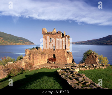 GB - Ecosse : le château d'Urquhart et le Loch Ness Banque D'Images