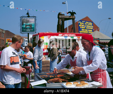 Stalle vendant des kippers grillés au Fish Quay Festival, North Shields, Tyne and Wear, Angleterre, Royaume-Uni. Dans les années 1990 Banque D'Images