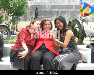 Aucune image 2 de trois étudiantes de prendre en photo numérique avant de fontaine de Tinguely à Place Igor Stravinsky Paris France Banque D'Images