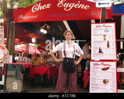 Serveuse restaurant à l'extérieur de la Place du Tertre, Montmartre Paris France Banque D'Images