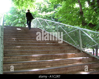 Dame sur pont sur Canal St Martin Paris France Banque D'Images