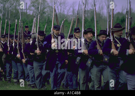 Les soldats avec des fusils et des packs défilant dans une reconstitution de la guerre civile Banque D'Images