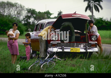 Réparation de la route d'un vintage 1956 près de Playa Larga Cuba Banque D'Images