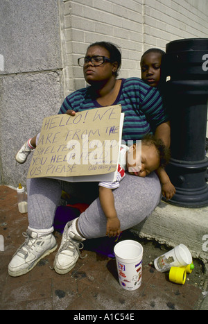 Une mère seule sans-abri son fils de 10 mois et un ami fils mendier dans la rue M à Georgetown Washington DC Banque D'Images