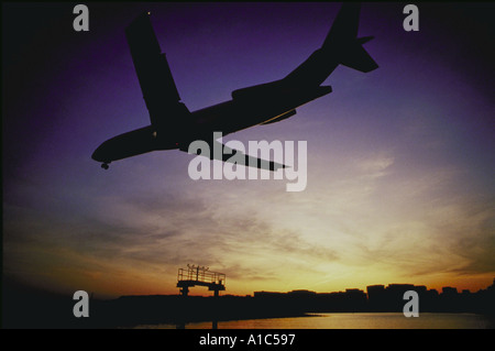 Avion en vol juste avant l'atterrissage à l'Aéroport International de Washington DC Banque D'Images