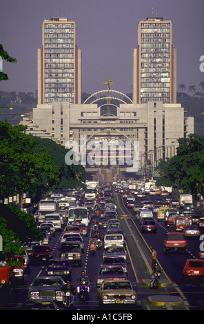 Avenida Bolivar se remplit de trafic avec les tours jumelles d'El Silencio à l'arrière au centre-ville de Caracas venezuela Banque D'Images