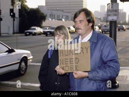 Sans emploi mais pas sans-abri couple tenir panneau travaillera pour l'alimentation sur rue animée de Los Angeles Californie Banque D'Images