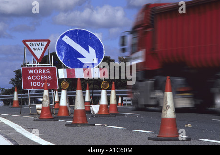 Camion passant par des travaux sur chaussée double leeds yorkshire uk Banque D'Images