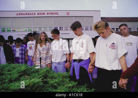 Annandale high school students inscrivez-vous les mains et prier à l'école National d'étudiants sur la prière Jour Annandale Virginia Banque D'Images