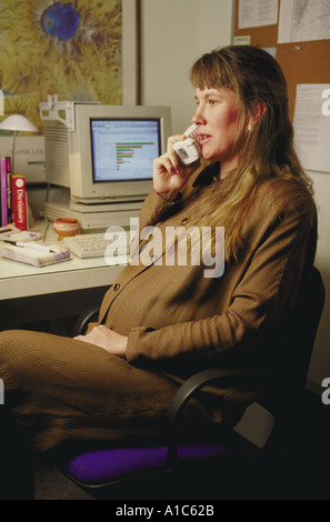 Pregnant Woman talking on phone in home office Banque D'Images