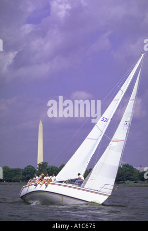 La voile sur la rivière Potomac, dans la capitale du pays, Washington DC, Washington Monument est importante dans l'arrière-plan Banque D'Images