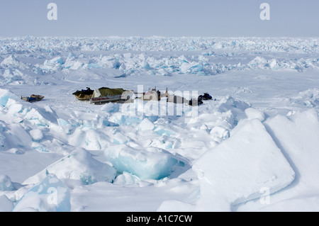 Hopson un camp de chasse à la baleine printanière sur une casserole plate de glace au-dessus de la mer gelée des Chukchi au large de point Barrow Arctic Alaska Banque D'Images