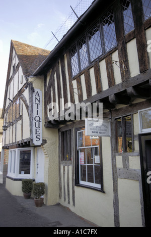 Boutique d'antiquités à colombages médiéval pittoresque dans le village de Shere Surrey UK Banque D'Images