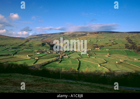 Avis de Gunnerside village vue sur Swaledale, Yorkshire Dales National Park, North Yorkshire, Angleterre, Royaume-Uni. Banque D'Images