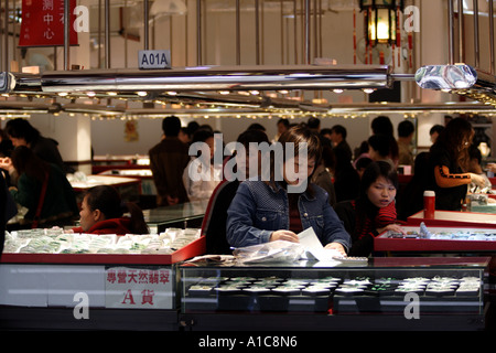 Jade à vendre dans le grand marché de Jade à Guangzhou, Chine Banque D'Images