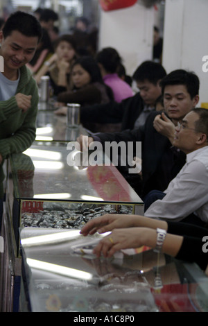 Les concessionnaires et les clients dans le marché horloger Wangjiao Guangzhou, Chine pour Fake Watches. Banque D'Images