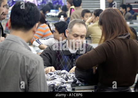 Un acheteur international de fausses montres dans Wangjiao marché horloger à Guangzhou, Chine. Banque D'Images