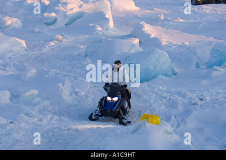 Briser les sentiers à travers la glace brouillée dans la mer gelée des Chukchi pendant la saison de chasse à la baleine du printemps au large de point Barrow Arctic Alaska Banque D'Images